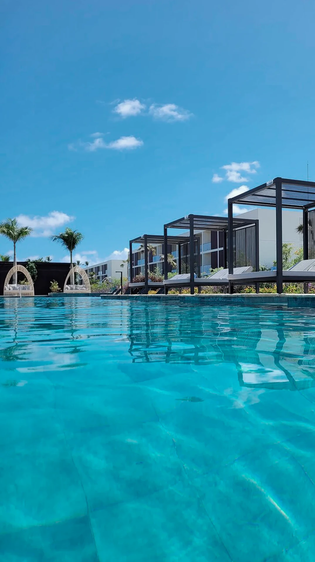 Vista panorámica de la piscina del Live Aqua Resort