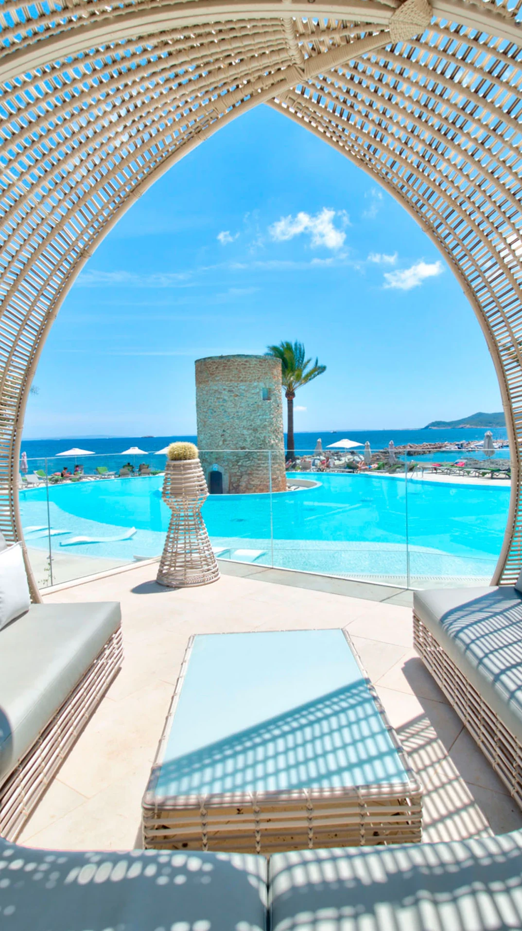 Torre de piedra del hotel con vista al mar