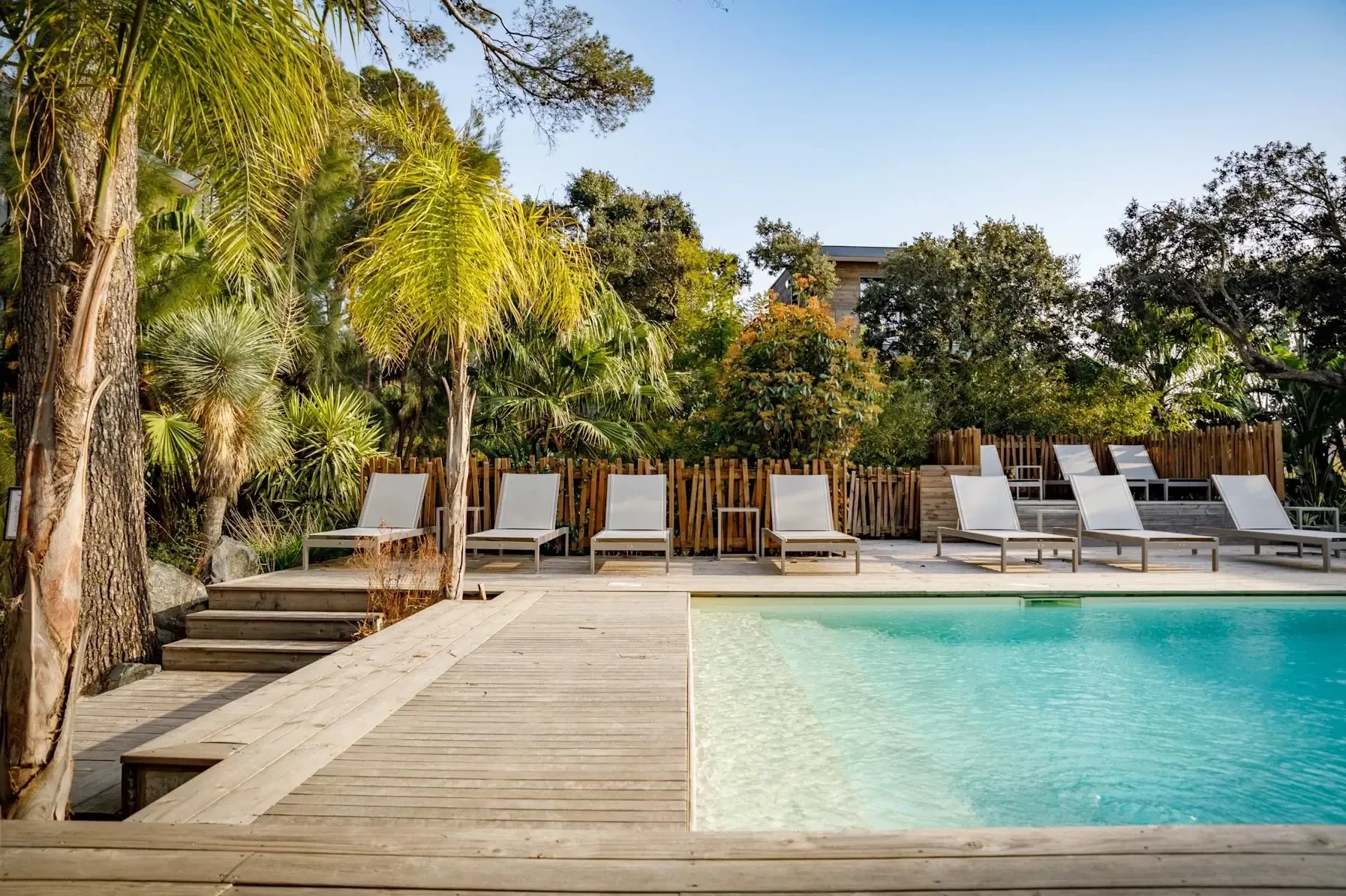 Terraza del restaurante con mobiliario Skyline