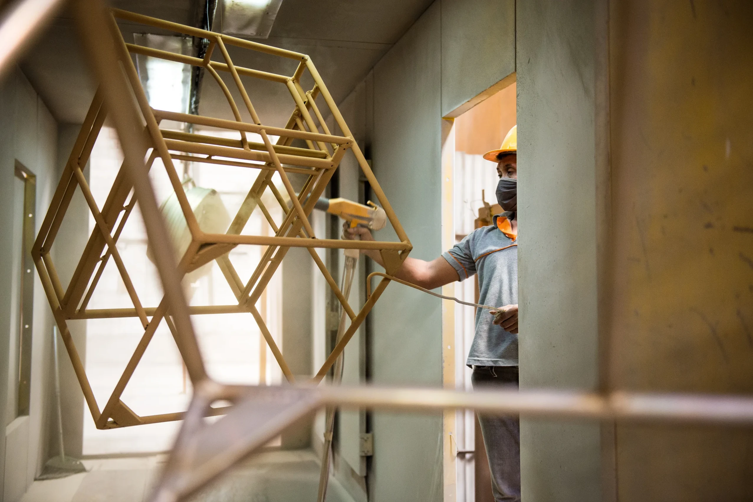 Artesano trenzando fibra de exterior — Skyline Design