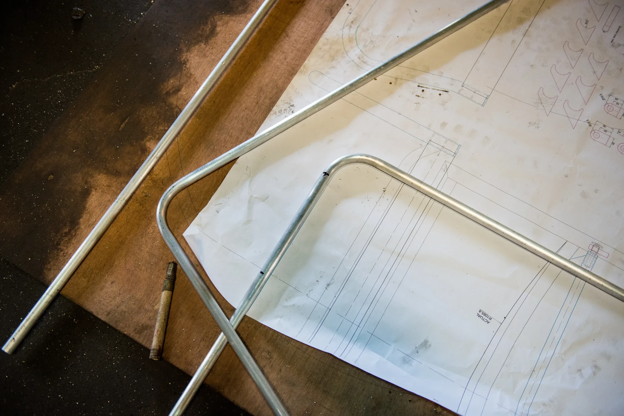 Diseñadores colaborando en nuevas colecciones de mobiliario